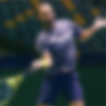 persona pixelada practicando el deporte de tenis