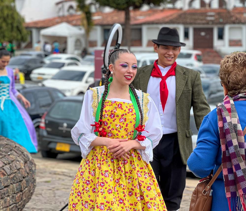 Pareja de bailarines vestidos con trajes típicos colombianos.