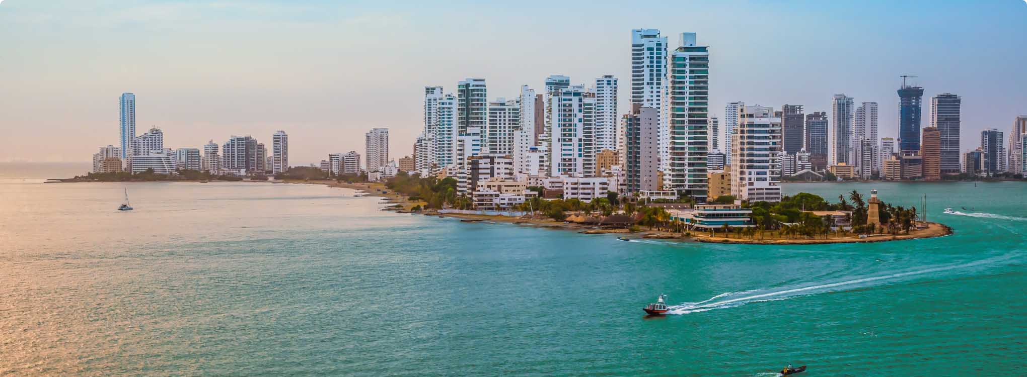 Vista panorámica de los modernos edificios frente al mar en Cartagena.