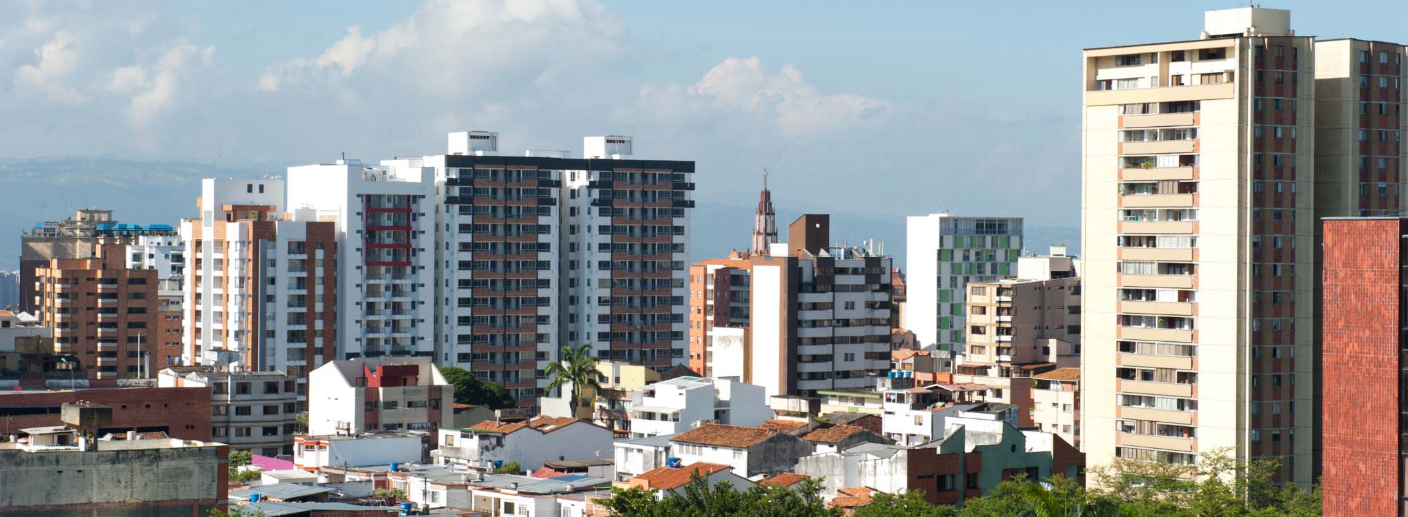 Vista panorámica de edificios residenciales y comerciales en Cúcuta.