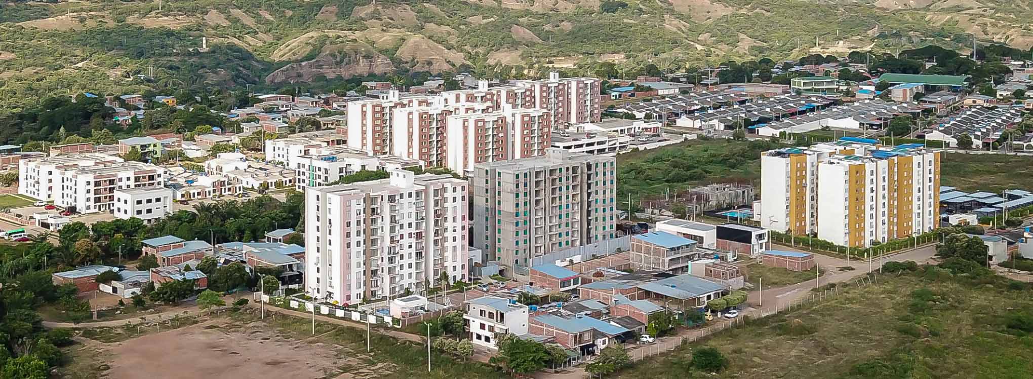 Vista aérea de Neiva, Huila, mostrando edificios residenciales modernos rodeados de áreas verdes