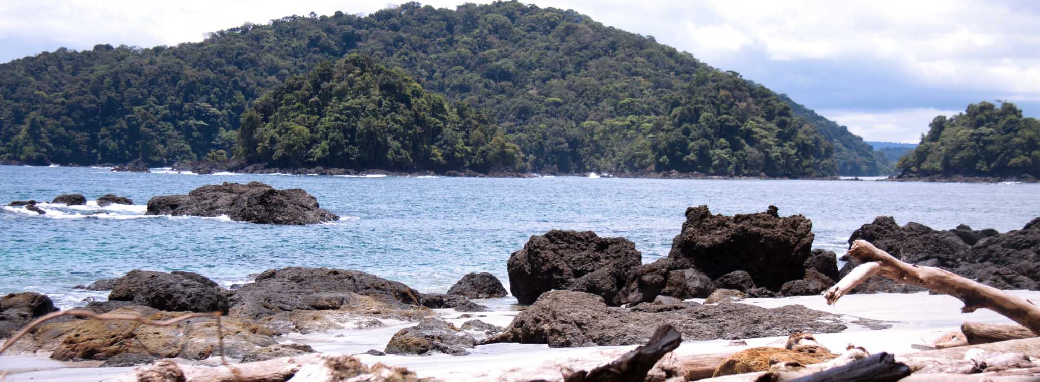 Paisaje costero de Bahía Solano con olas rompiendo sobre las rocas.