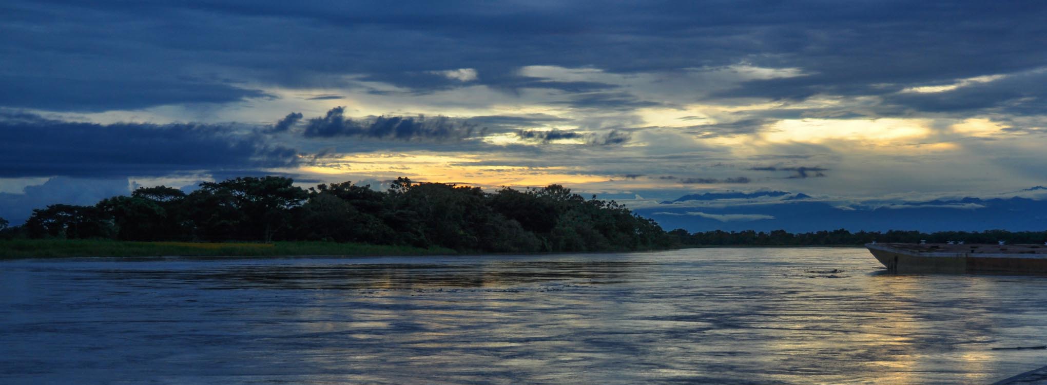 Vista panorámica del río Orinoco al atardecer, cerca de Puerto Carreño.