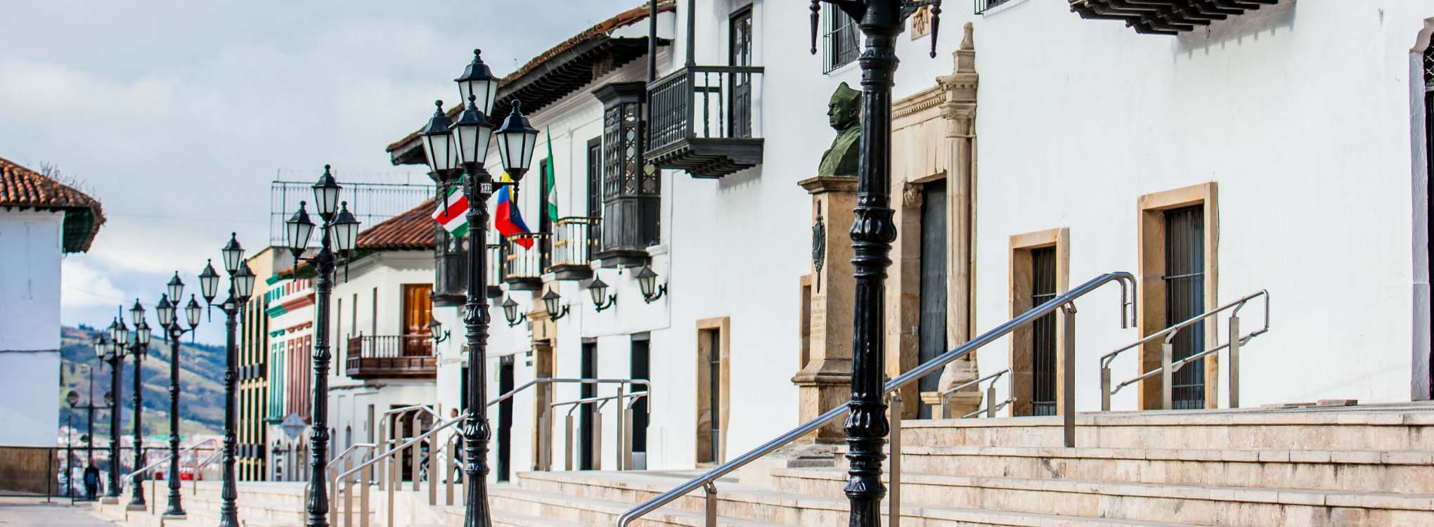 Fachadas históricas de estilo colonial en Tunja, Boyacá, adornadas con balcones y faroles.