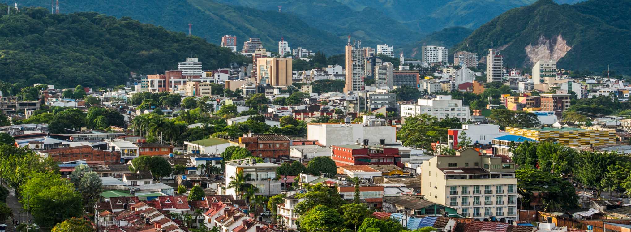 Vista de la ciudad de Villavicencio con montañas de fondo en los Llanos Orientales de Colombia.