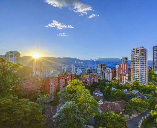 Vista panorámica de Medellín al atardecer, mostrando edificios residenciales.