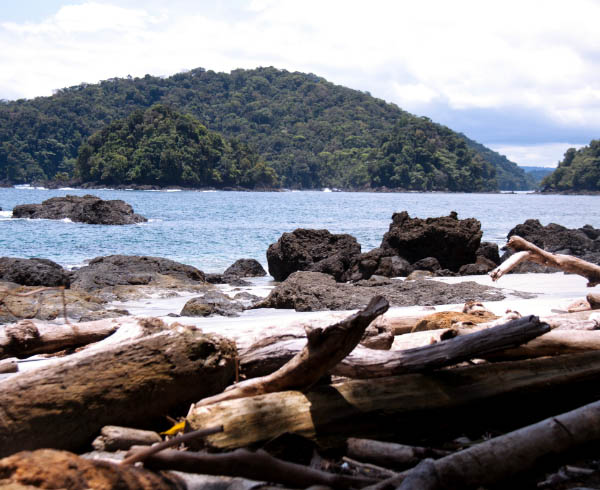 Paisaje costero de Bahía Solano con olas rompiendo sobre las rocas.