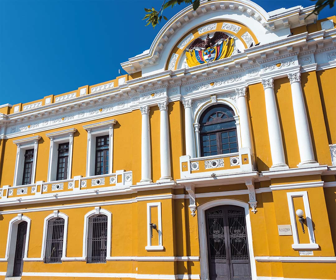 Fachada del edificio de la Alcaldía de Santa Marta, destacando su arquitectura colonial.