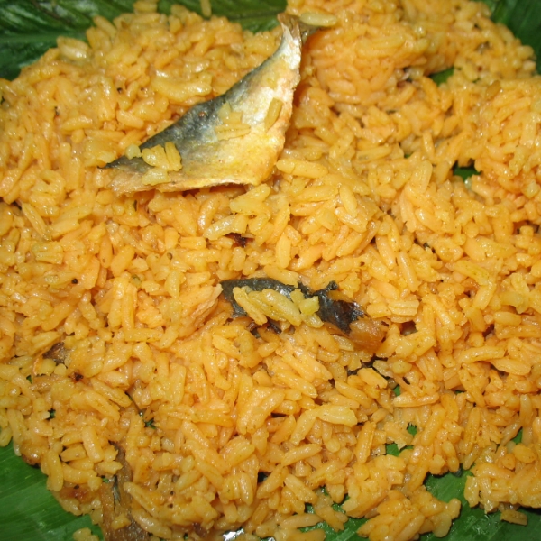 Plato de arroz con salmonetes servido en una hoja de plátano, típico de la cocina caribeña.