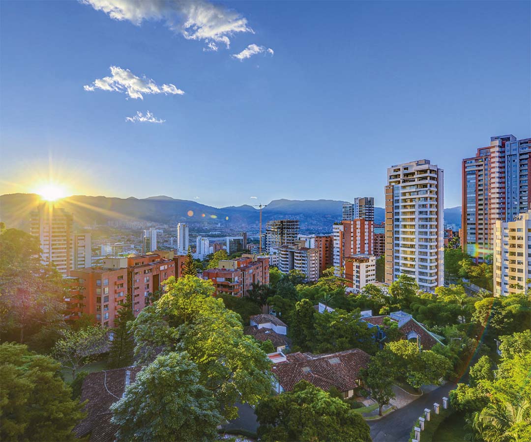 Atardecer en Medellín: una vista panorámica que refleja la belleza de la ciudad y su equilibrio entre urbanismo y naturaleza.