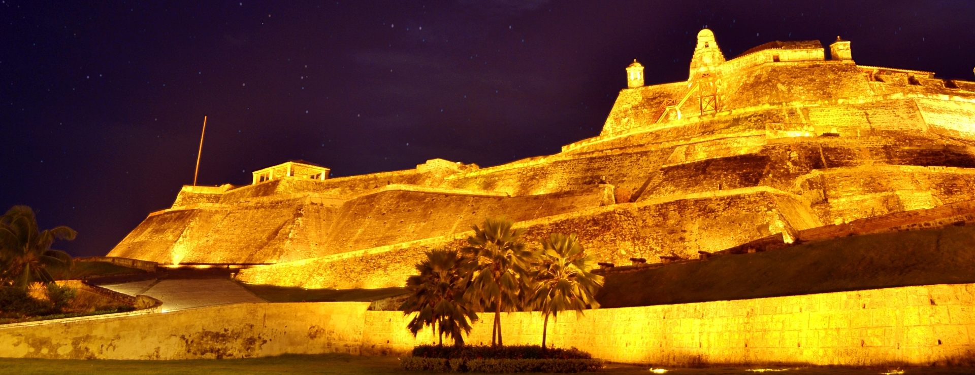 Castillo medieval iluminado por la noche.