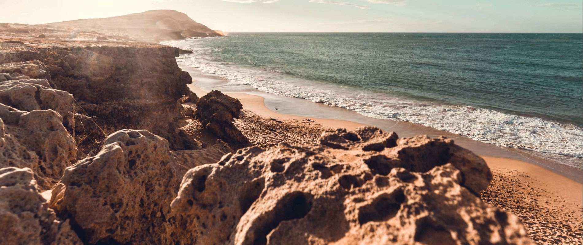 Acantilado rocoso con vista al mar.