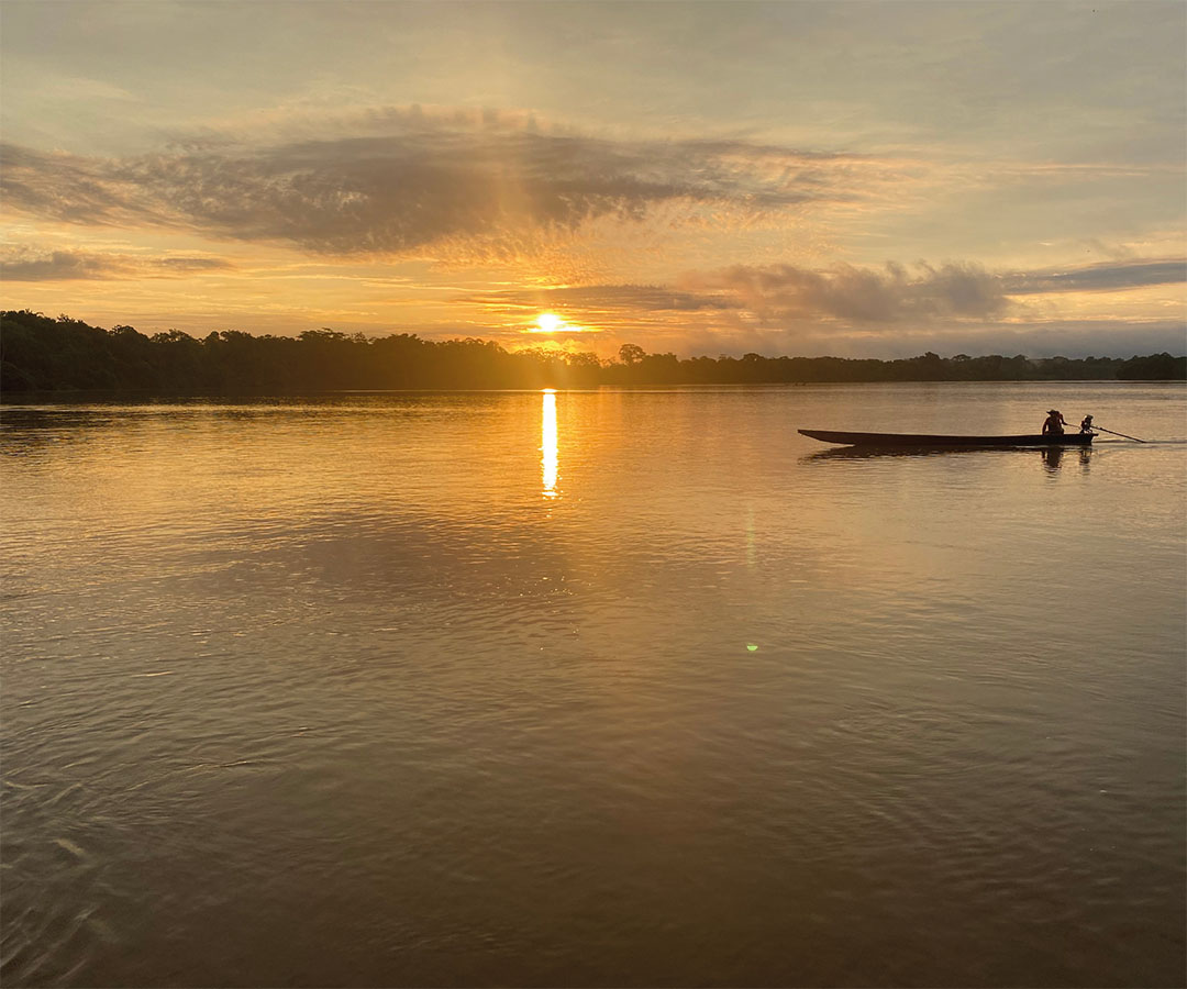 Canoa en el Amazonas al atardecer.