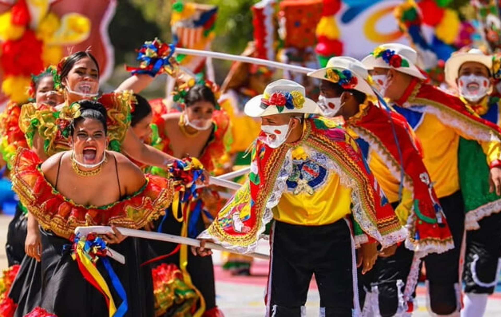 Comparsa del Carnaval de Barranquilla con bailarines disfrazados en trajes coloridos.