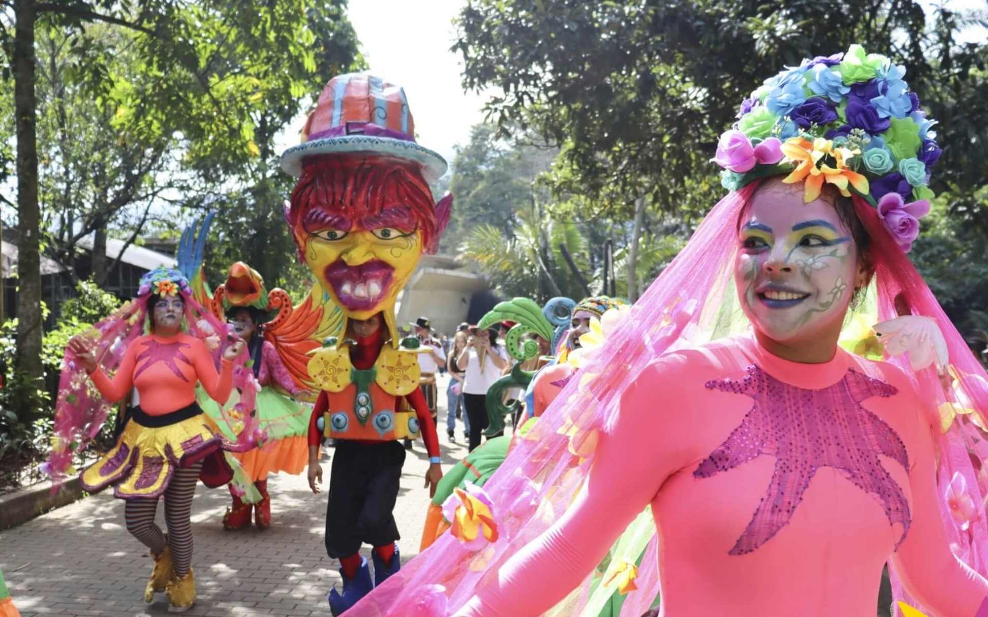 Desfile colorido del Carnaval de Pubenza, con participantes disfrazados en trajes vibrantes