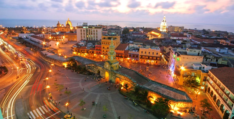 Vista nocturna del centro histórico de Cartagena, Colombia, iluminado con luces cálidas