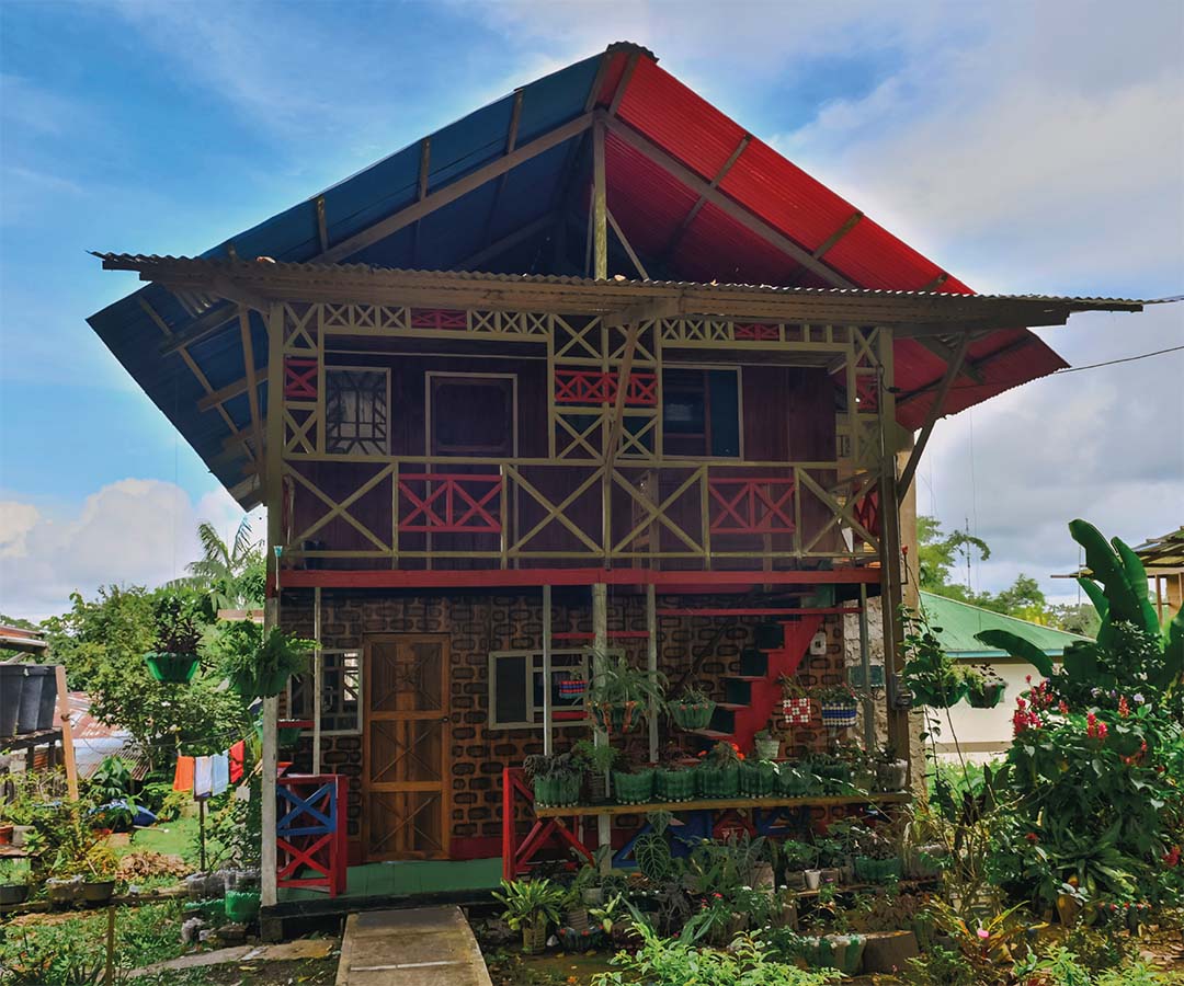 Casa de madera colorida en un entorno rural.