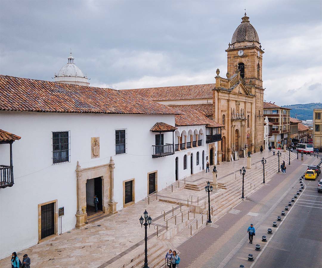 Vista de la Catedral Basílica Metropolitana Santiago de Tunja y edificios coloniales en el centro histórico de Tunja.