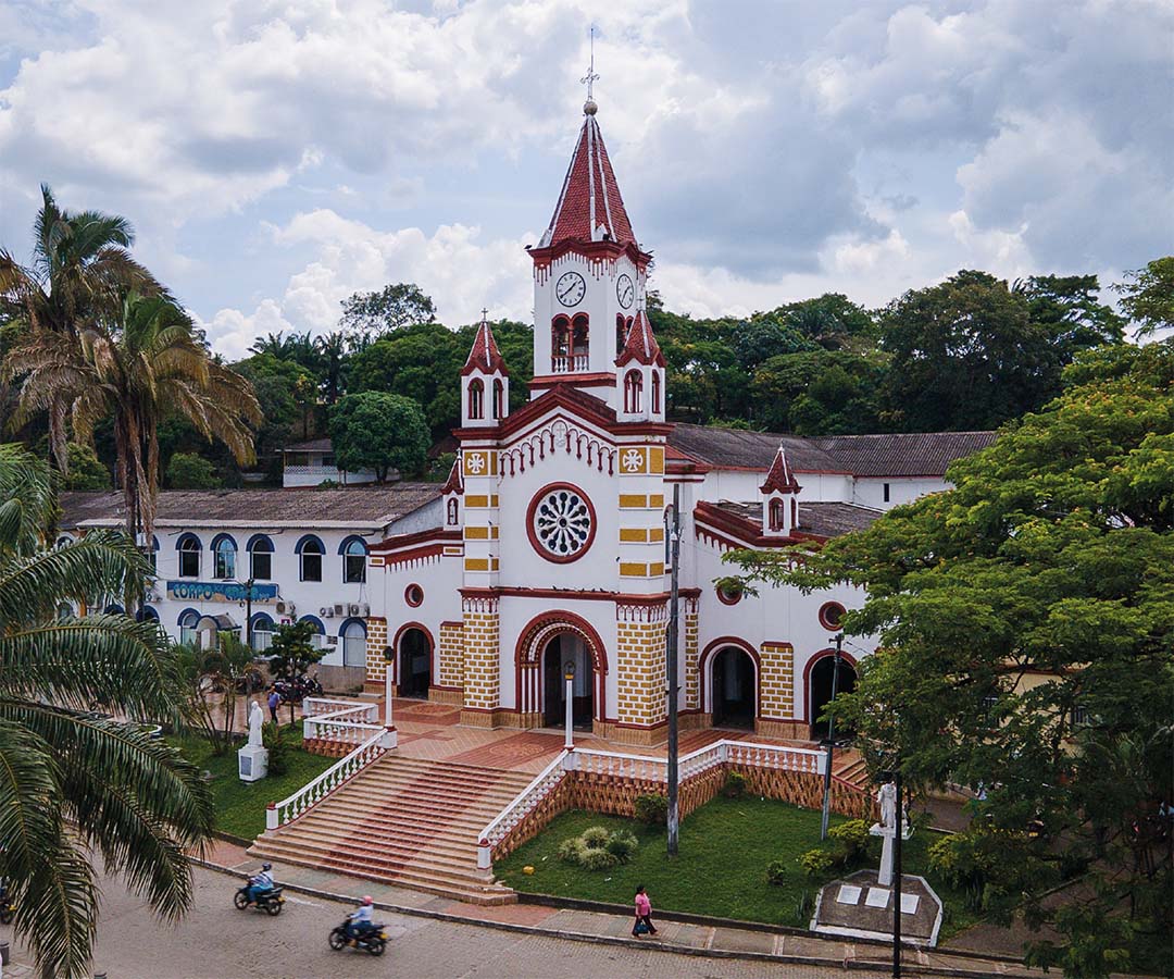 Catedral neoclásica rodeada de vegetación.