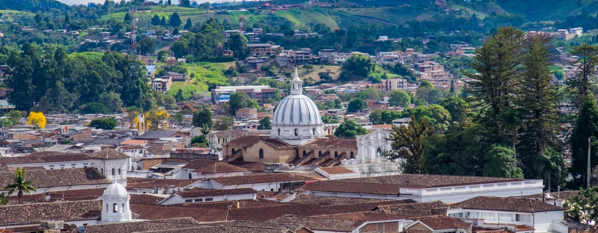 Panorámica de una ciudad con arquitectura colonial.