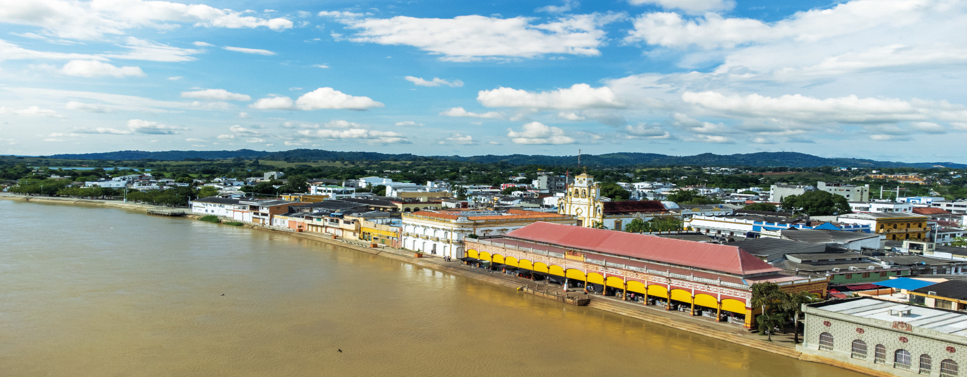 Ciudad histórica a orillas de un río.