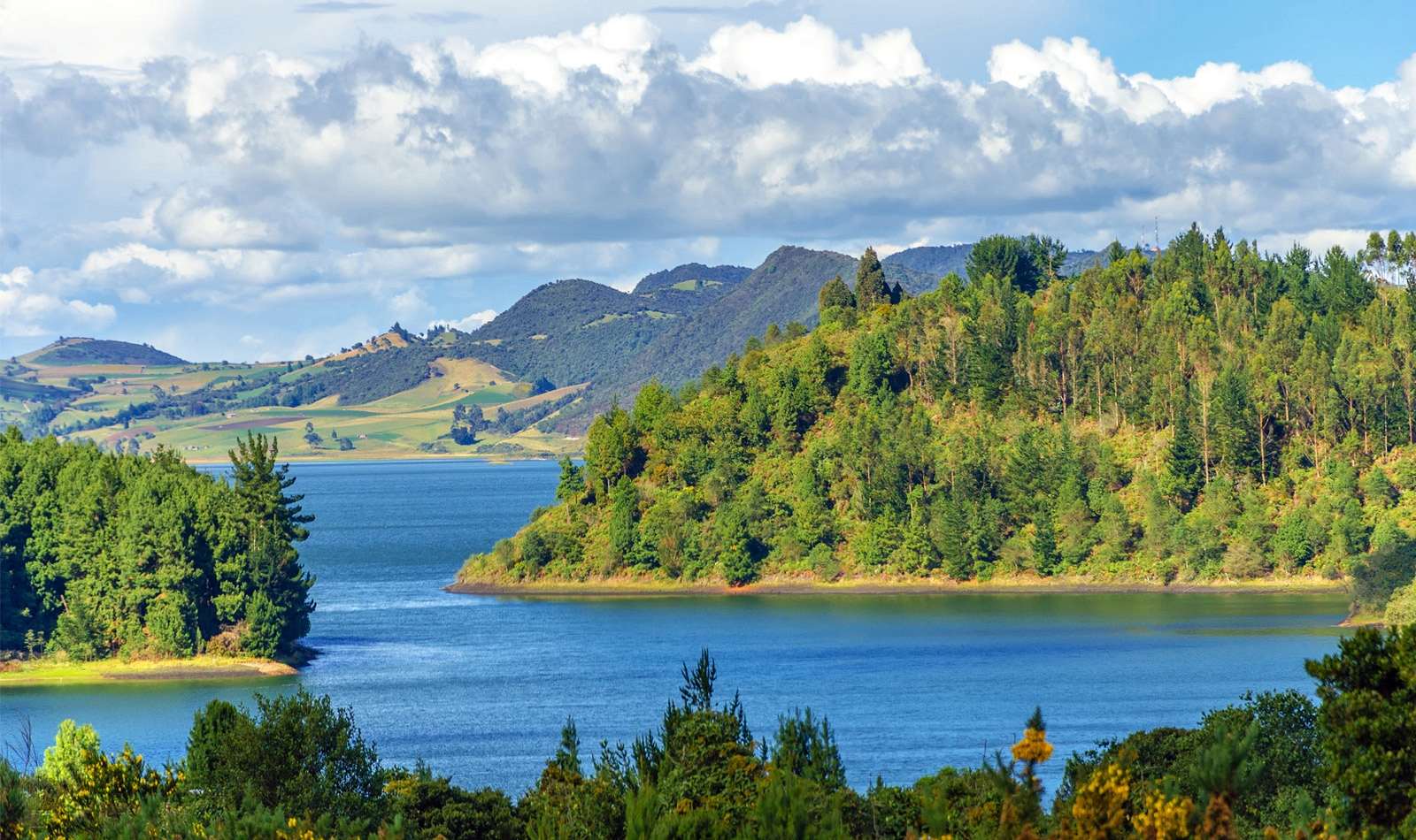 Paisaje natural con lago y montañas.