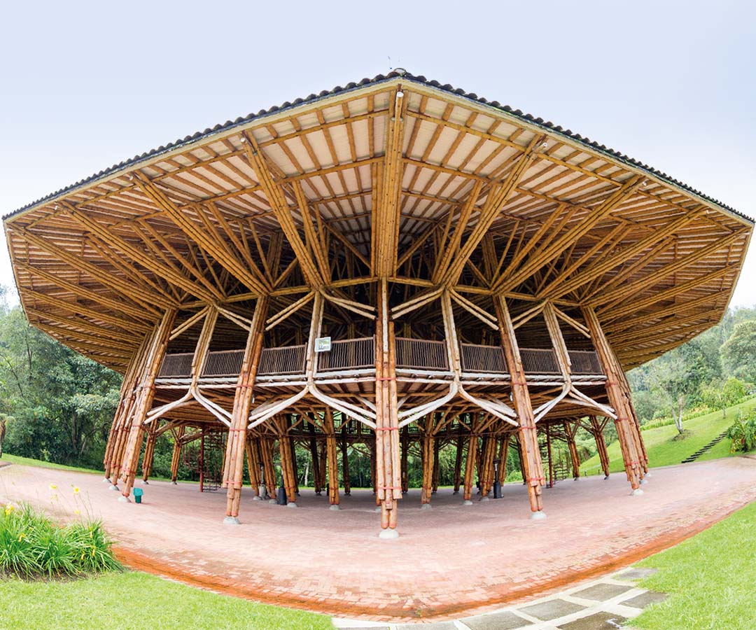 Edificación emblemática construida en guadua en Manizales, destacando la arquitectura.