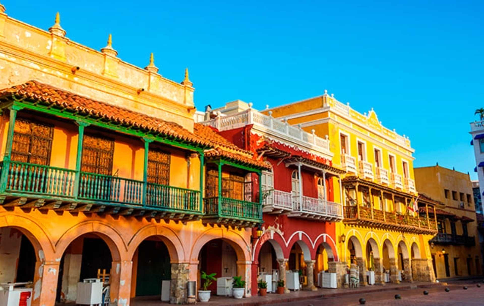 Fachadas de edificios coloniales coloridos en Cartagena, Colombia.