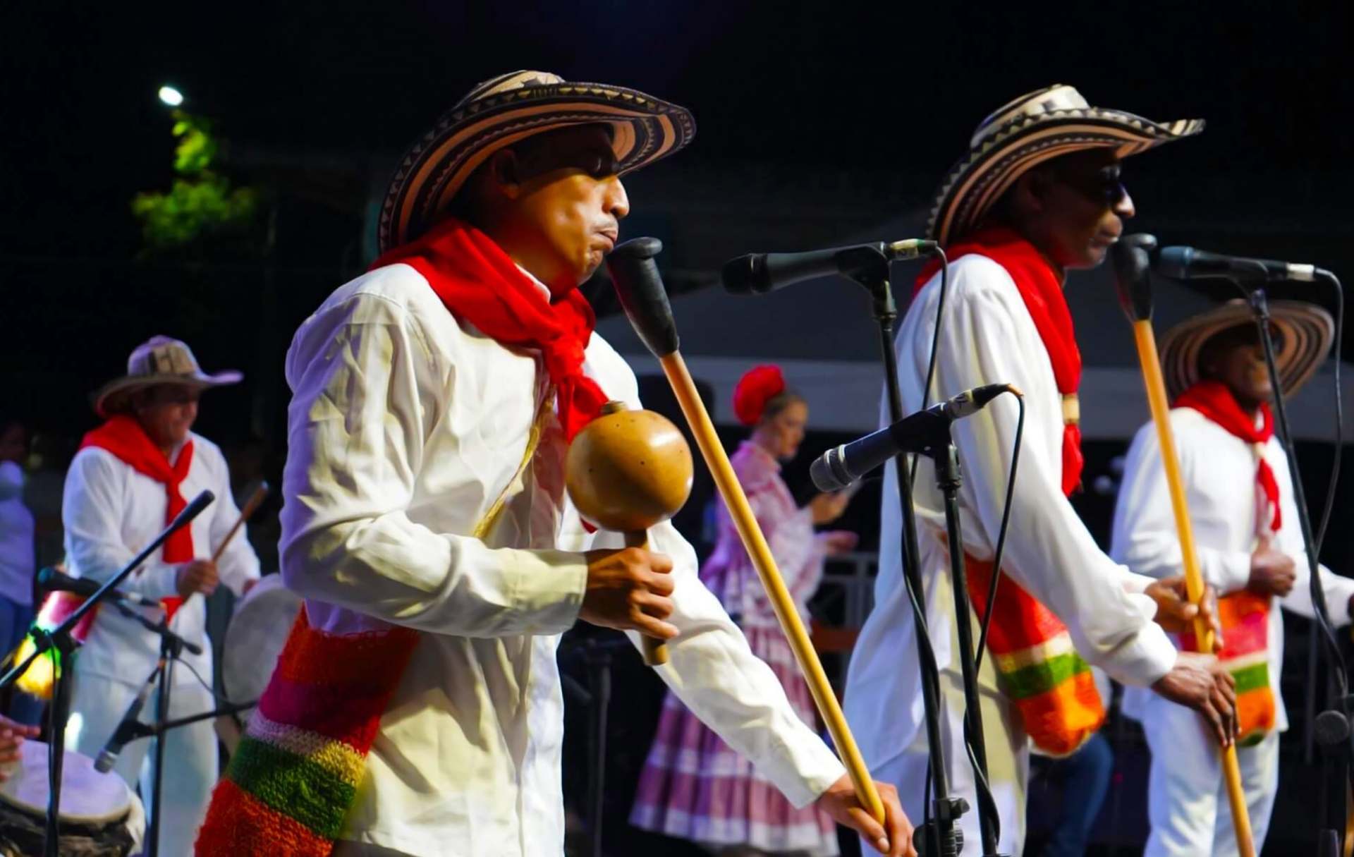 Músicos tradicionales interpretando melodías con gaitas y maracas durante el Festival.