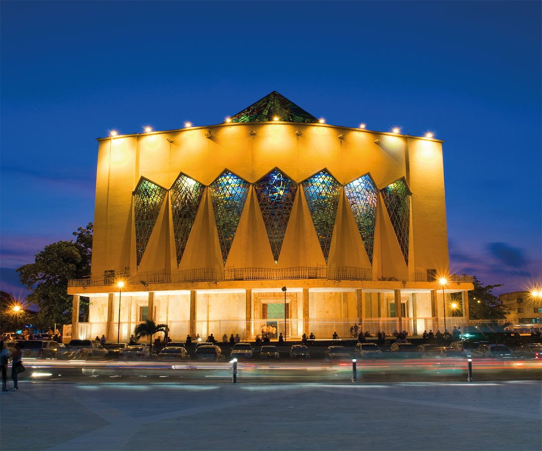 Iglesia de San Nicolás en Barranquilla iluminada por la noche, mostrando su arquitectura.