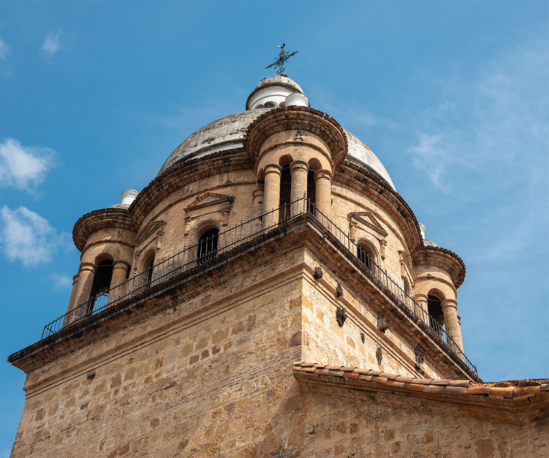 Iglesia histórica en Cúcuta, con detalles arquitectónicos coloniales bajo un cielo despejado.