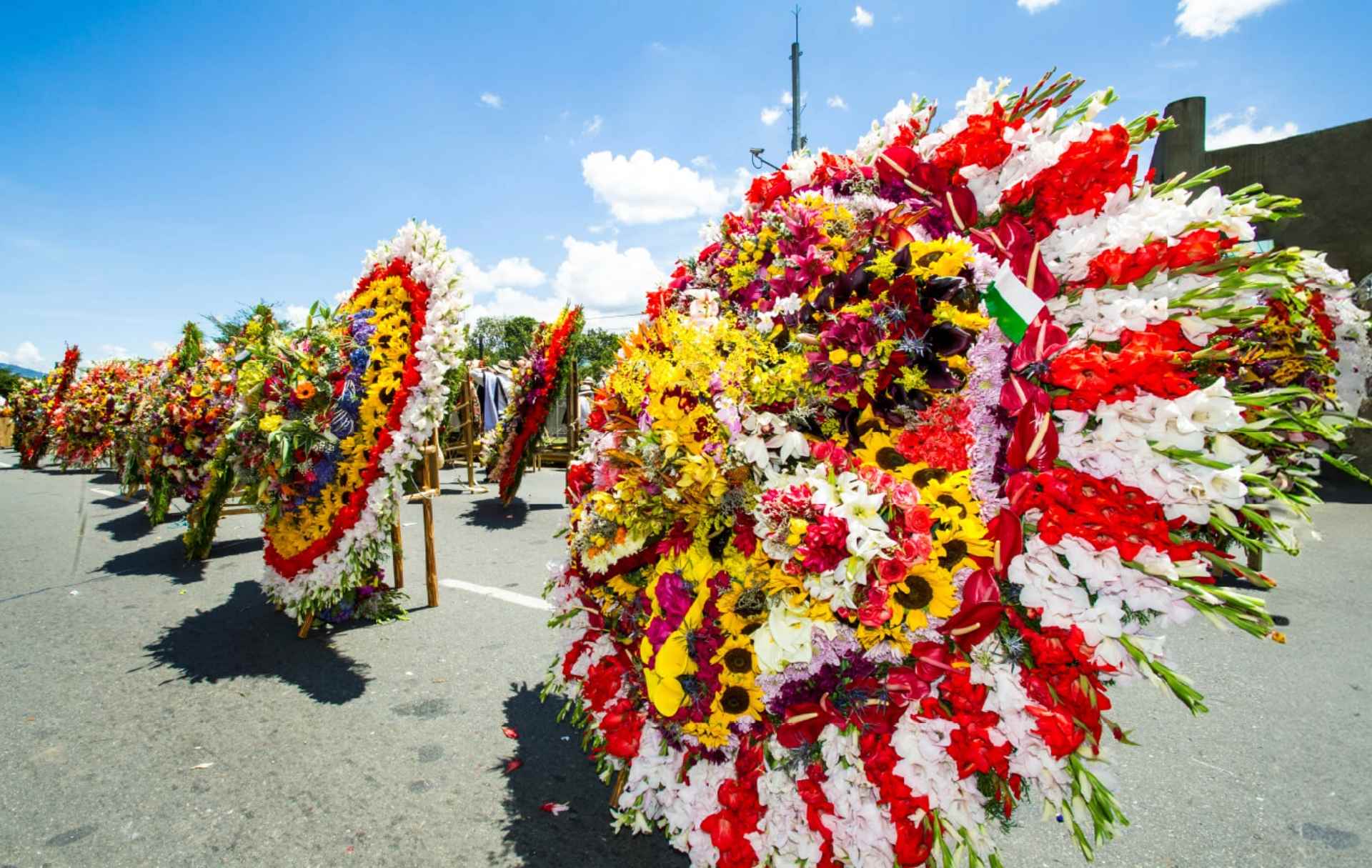 Coloridas silletas de flores expuestas al aire libre durante el Desfile de Silleteros en Medellín.