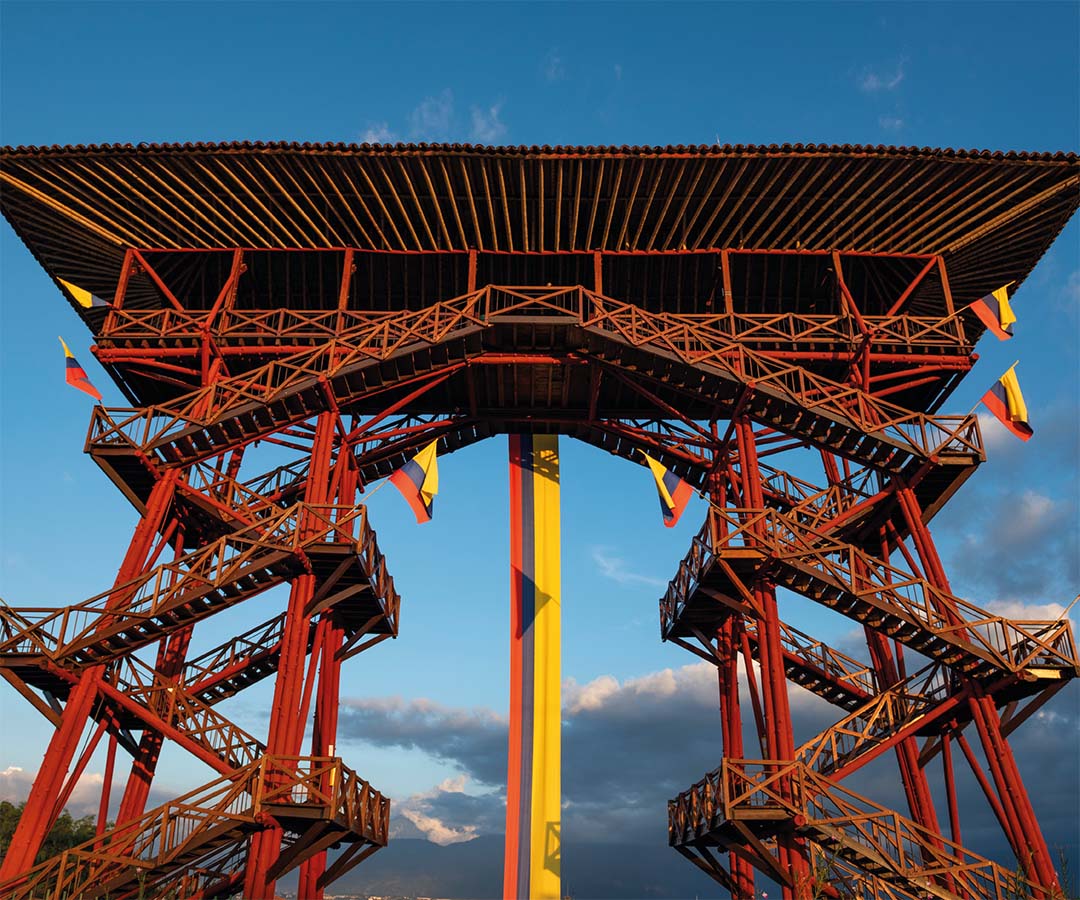 Torre Mirador del Quindío, una estructura emblemática que ofrece vistas panorámicas del paisaje cafetero.