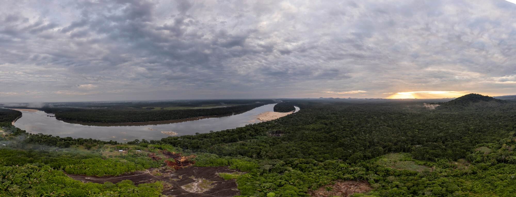 Río sinuoso rodeado de exuberante vegetación.