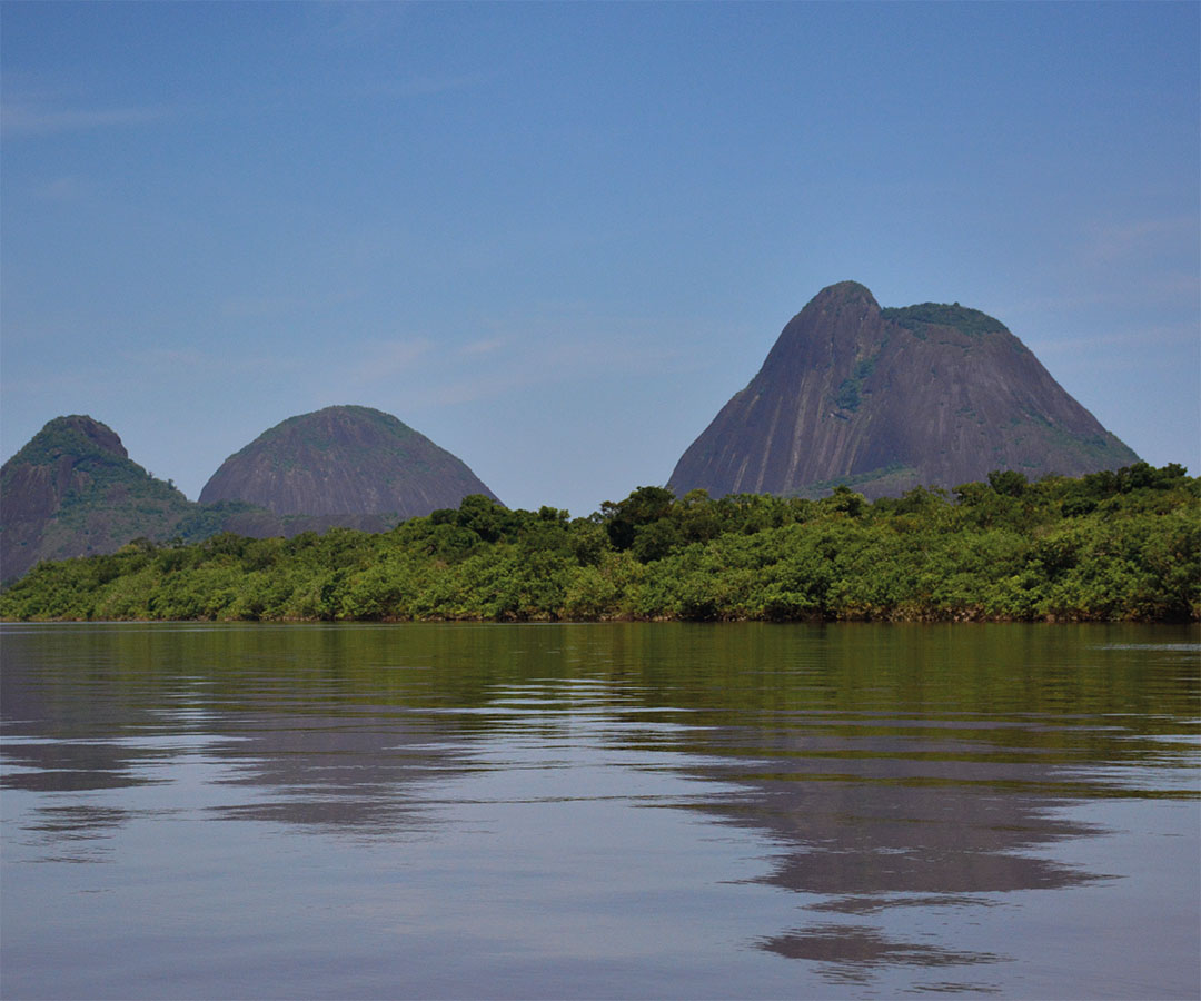 Montañas rocosas al borde de un río.