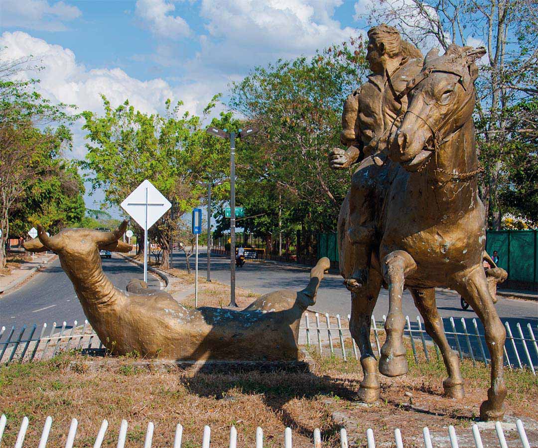 Monumento ecuestre en una rotonda urbana.