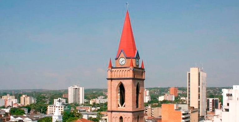 Vista de una ciudad con un campanario.