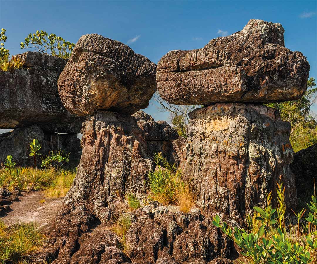 Paisaje rocoso con formaciones únicas.