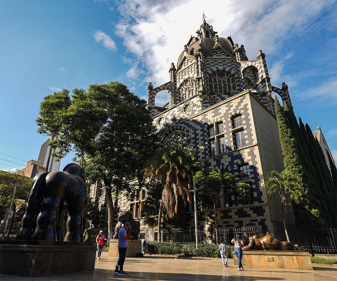 Palacio de la Cultura Rafael Uribe Uribe en Medellín, una obra arquitectónica icónica con esculturas del maestro Fernando Botero.