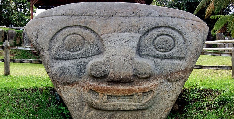 Escultura precolombina de un rostro humano.