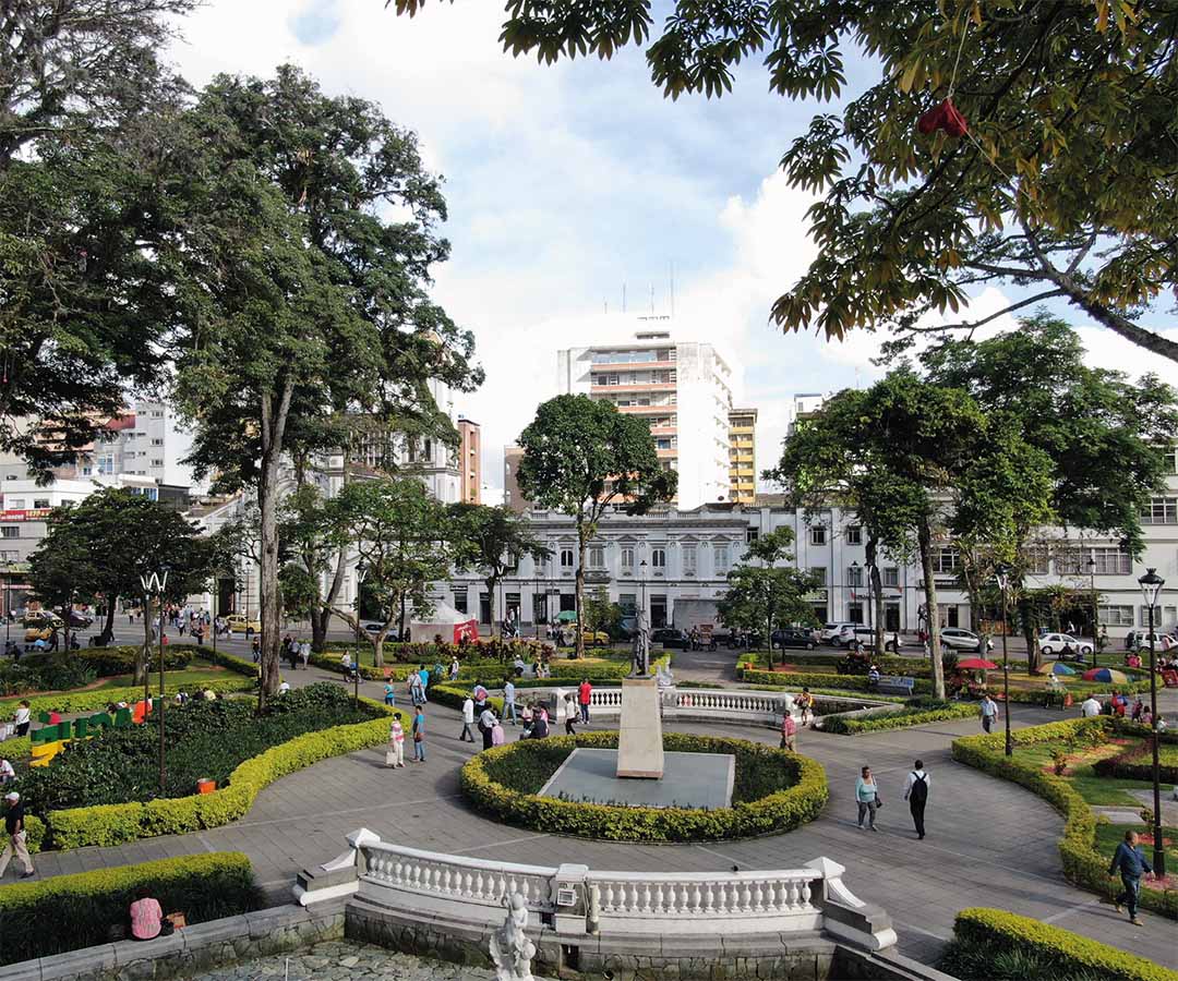 Plaza Murillo Toro en Ibagué, con jardines bien cuidados, árboles y edificios coloniales