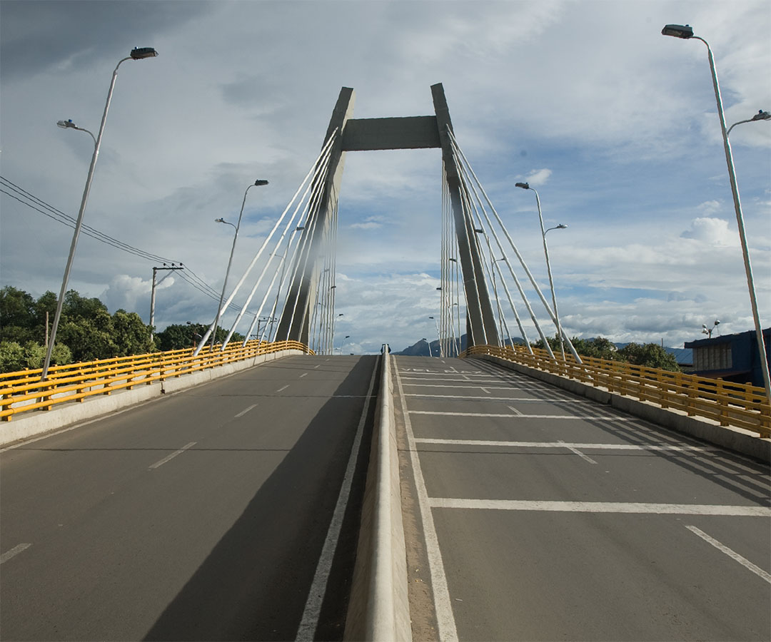 Puente atirantado en Cúcuta, destacando su diseño moderno con líneas arquitectónicas limpias y un cielo parcialmente nublado al fondo.