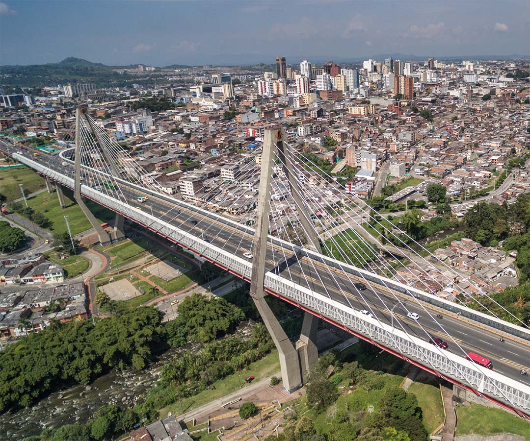 Vista aérea del puente atirantado en Pereira, una obra emblemática que conecta la modernidad de la ciudad.