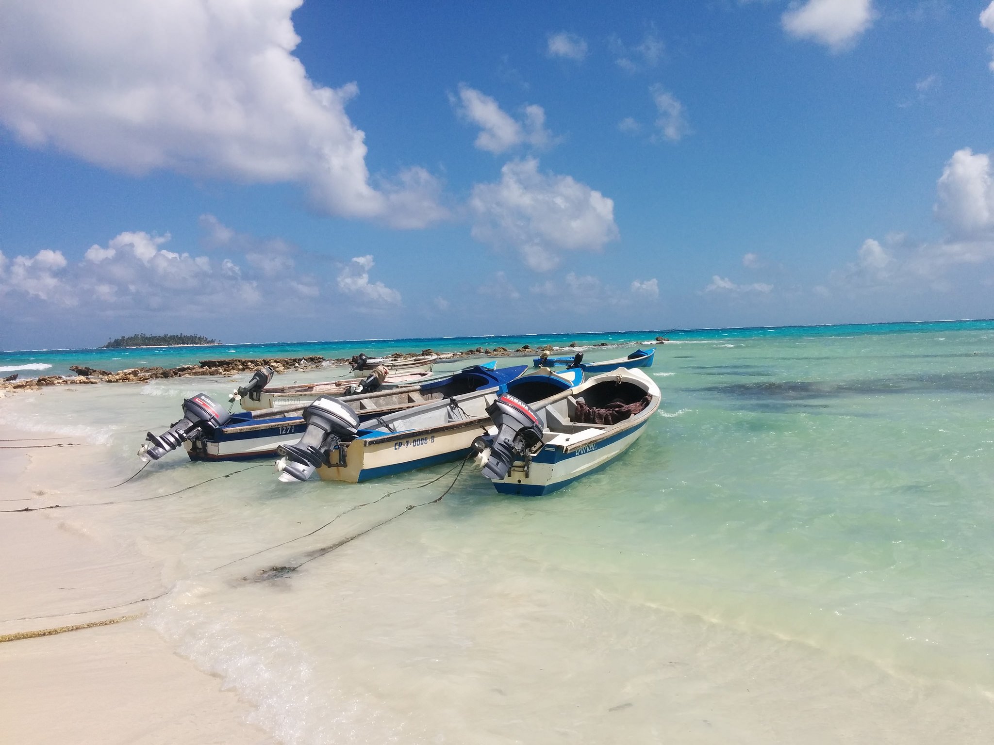 Barcos anclados en una playa paradisíaca.