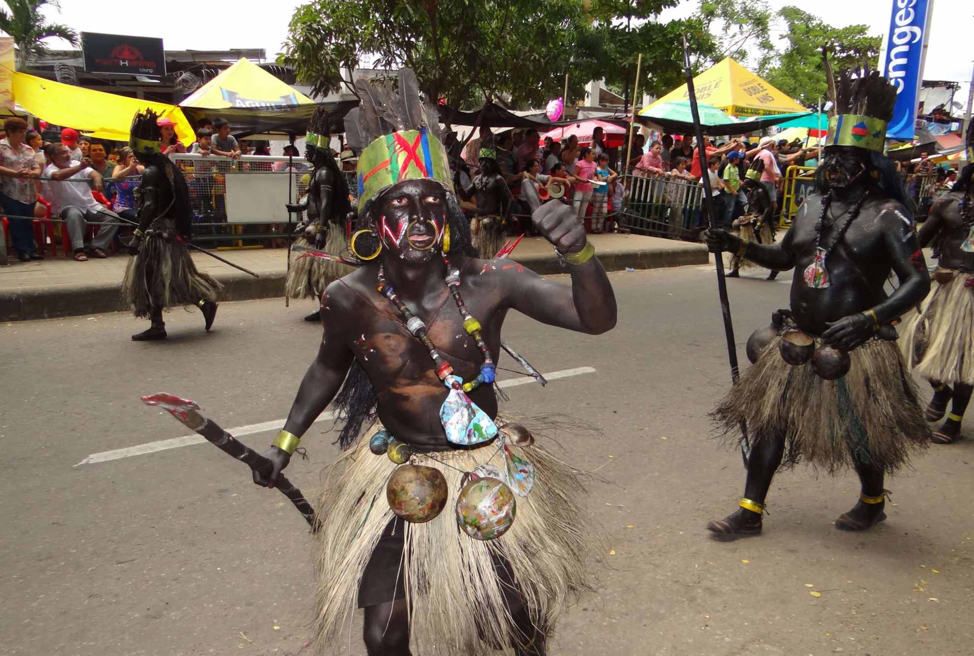 Participantes en un desfile cultural durante el día