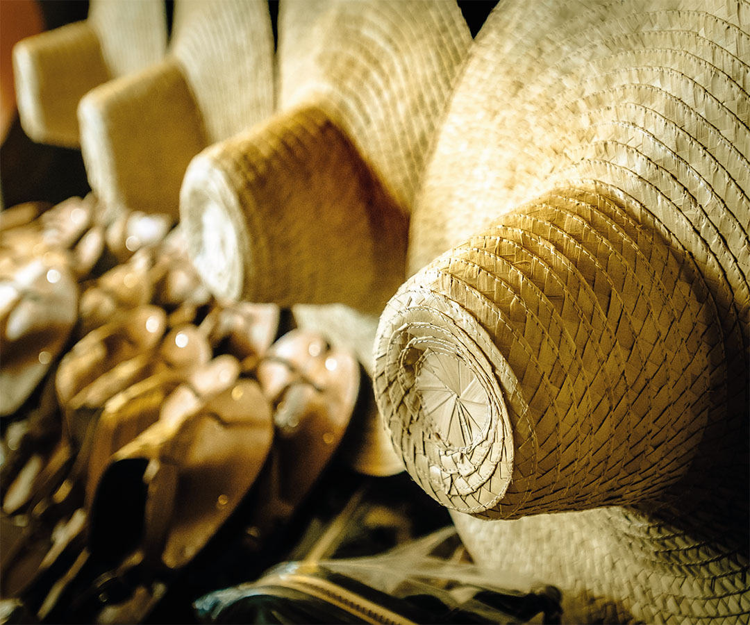 Primer plano de sombreros vueltiaos y artesanías tradicionales en Montería.