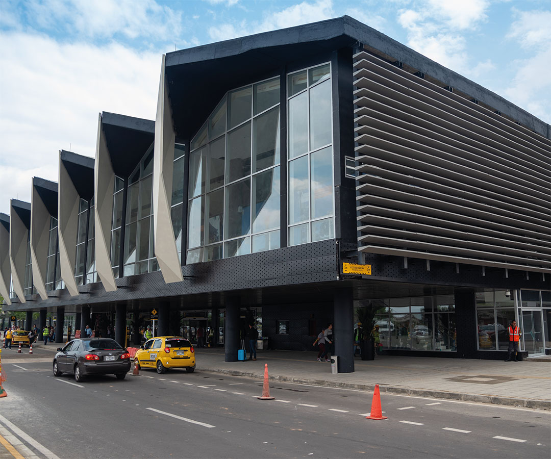 Terminal en Cúcuta, con un diseño arquitectónico contemporáneo que combina paneles de vidrio y detalles metálicos.