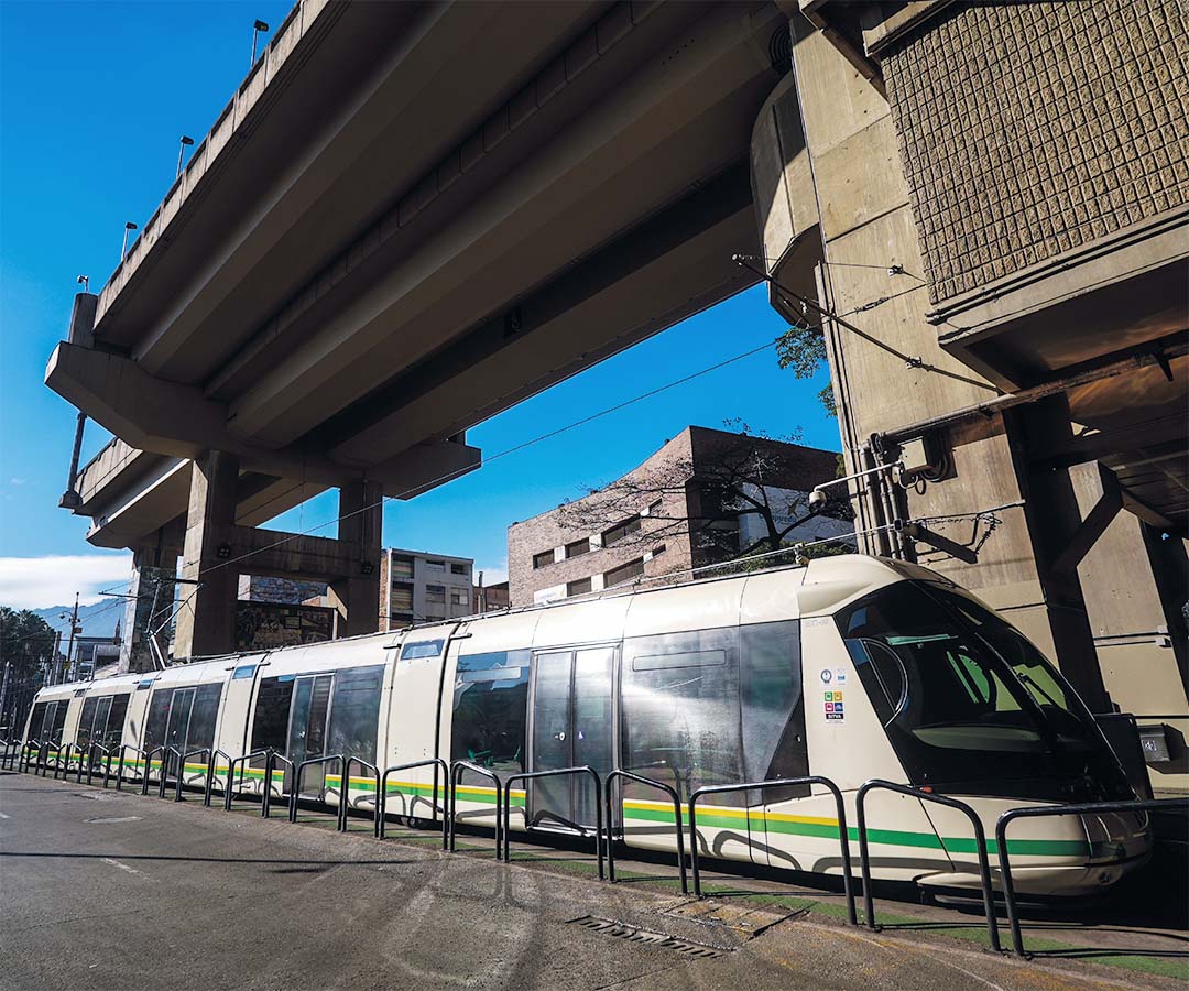 Tranvía de Medellín, un ejemplo de transporte público.