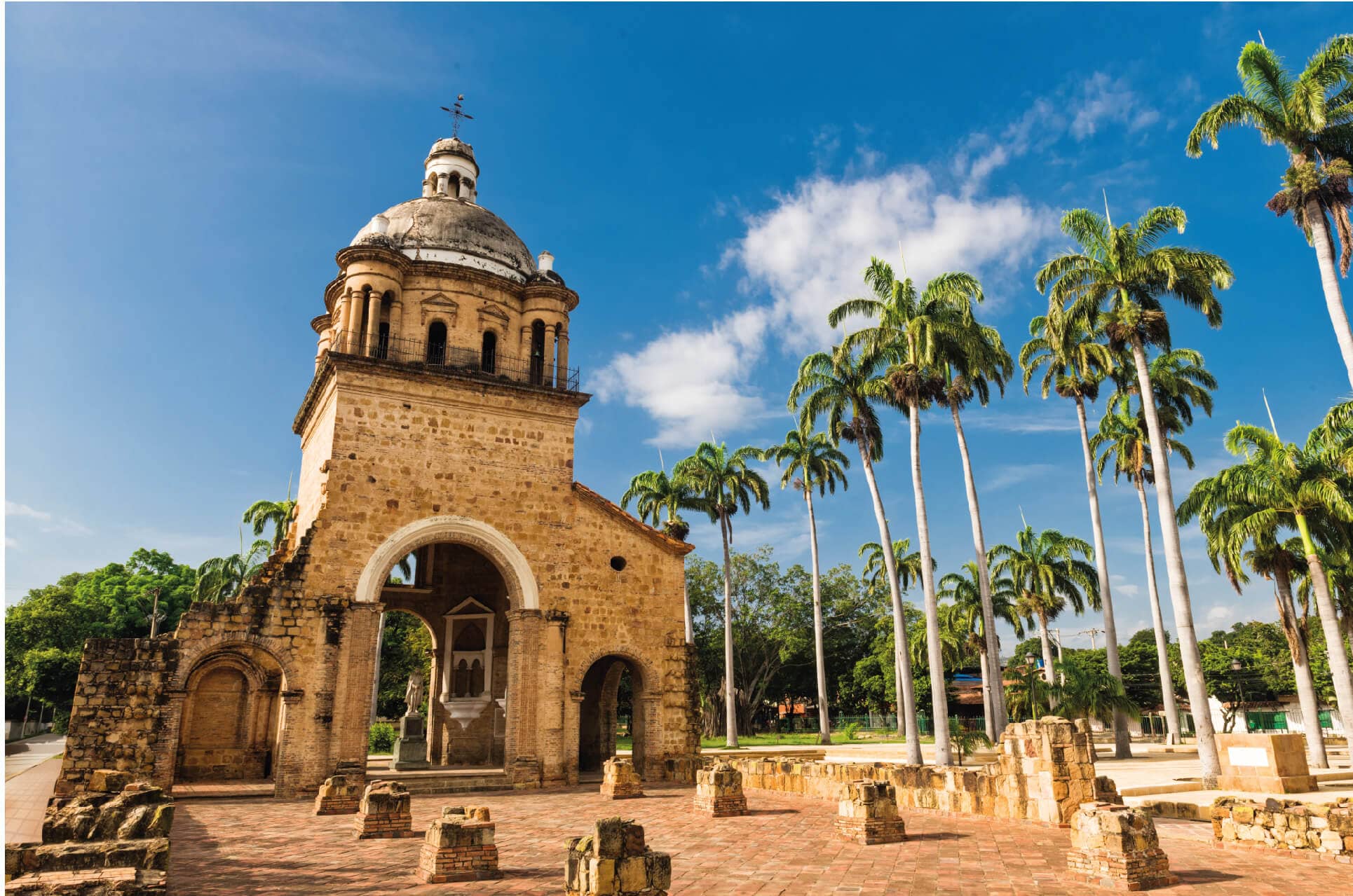 Ruinas de una iglesia colonial en un entorno tropical.