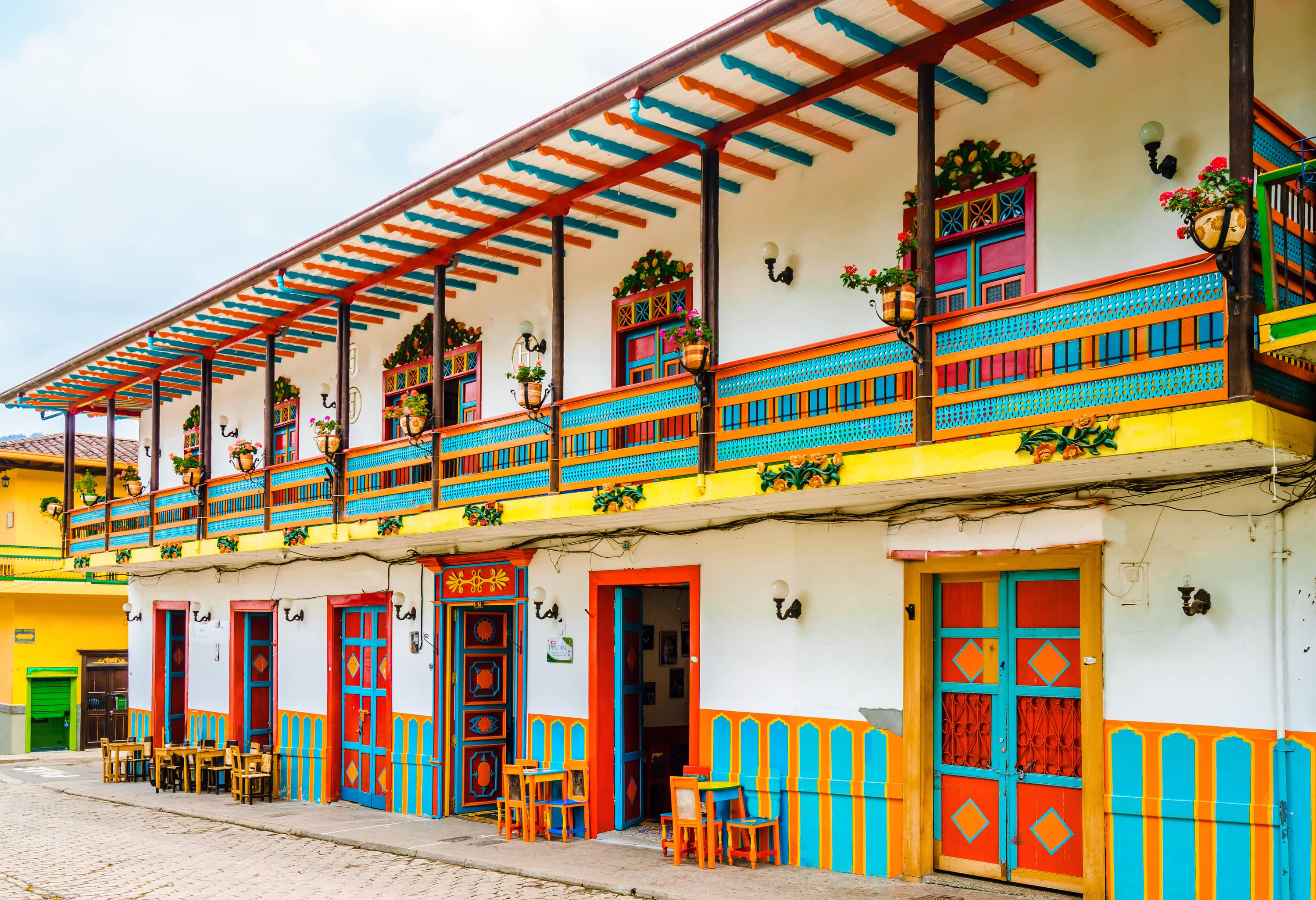 Fachada colorida de una casa antigua.